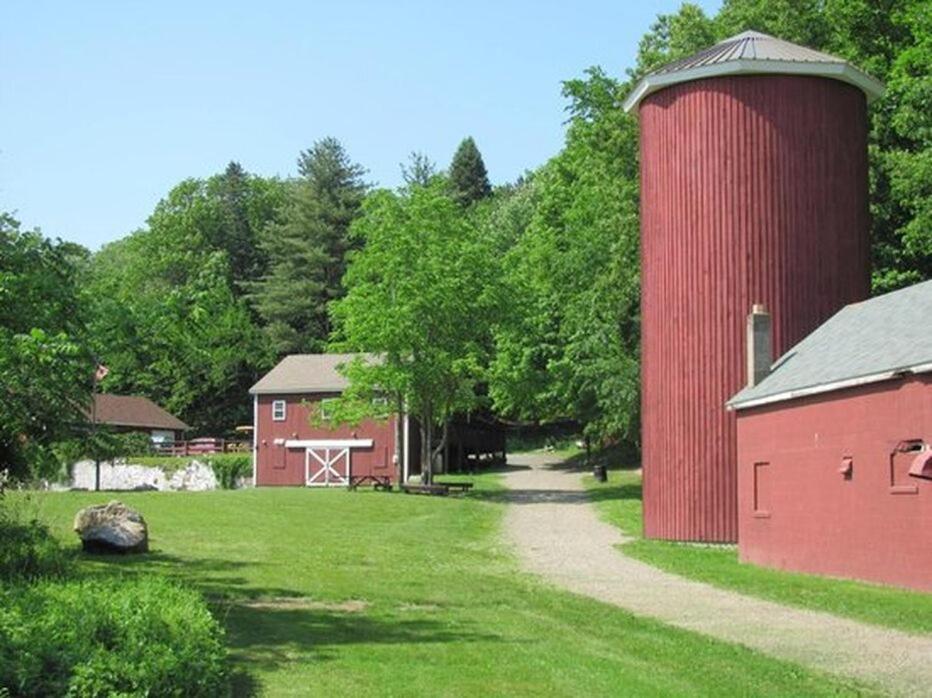 Welcome To Hat City Danbury, A Suburban Retreat Eksteriør billede